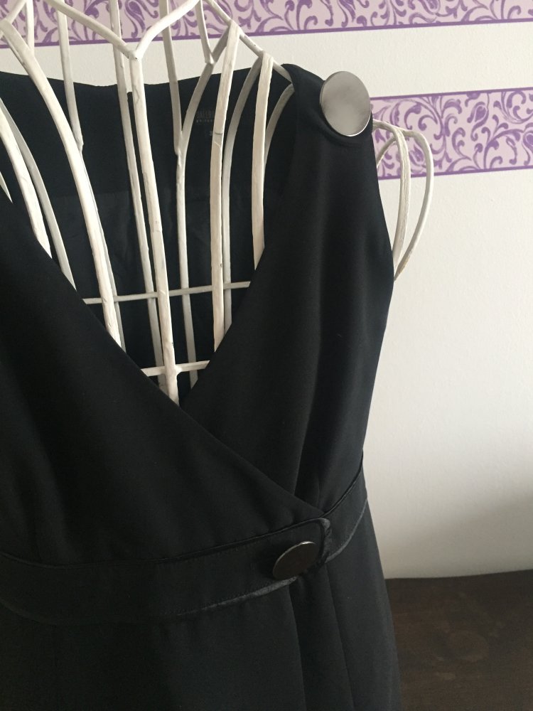Klassisches schwarzes Kleid von Hallhuber