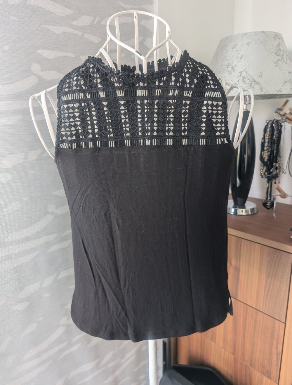 schwarzes Top mit Spitze 38
