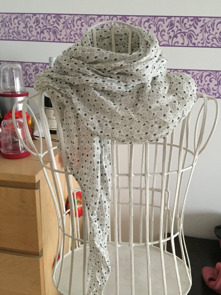 Heller Sommerschal mit Seide