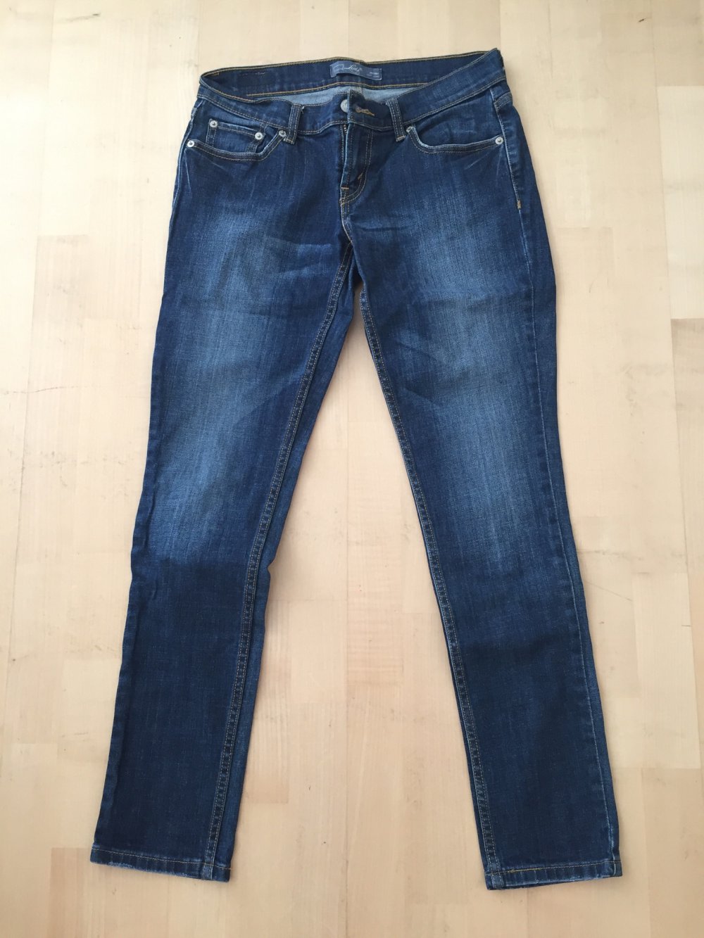 Dunkle Levi’s Jeans 