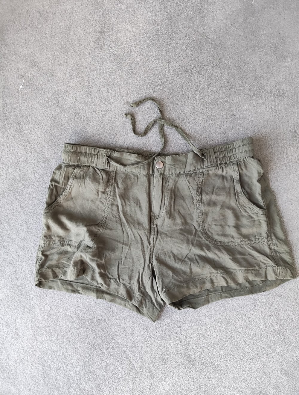 Olivgrüne Viskose-Shorts 42