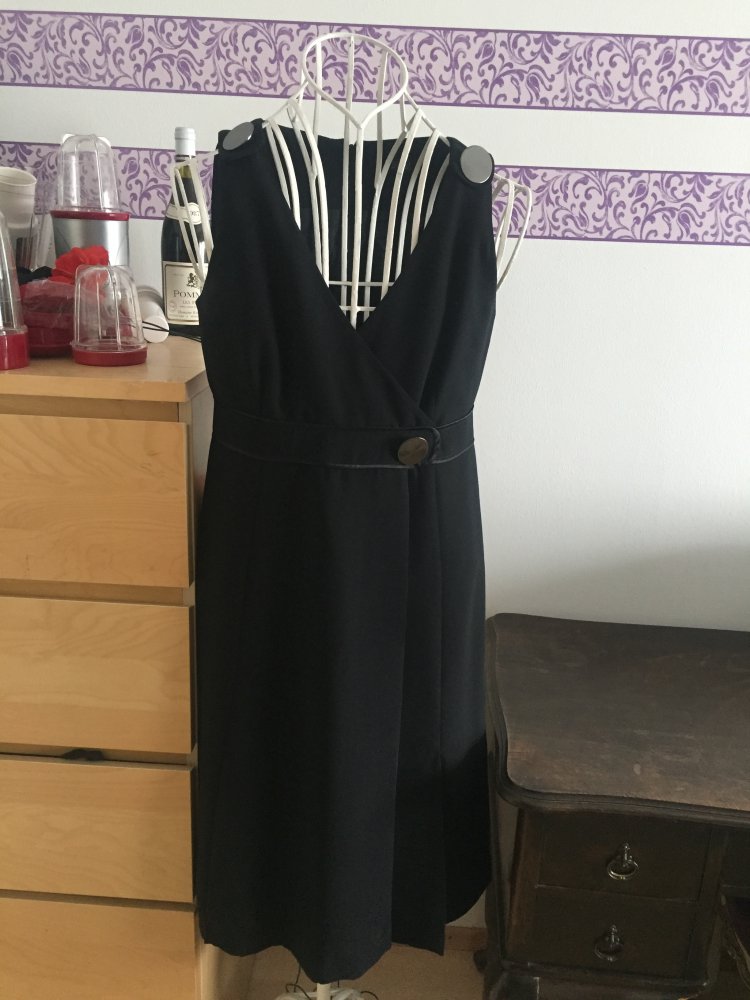 Klassisches schwarzes Kleid von Hallhuber