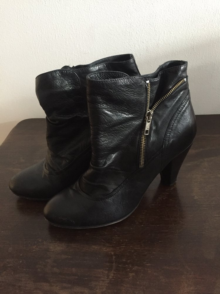Schwarze Stiefeletten
