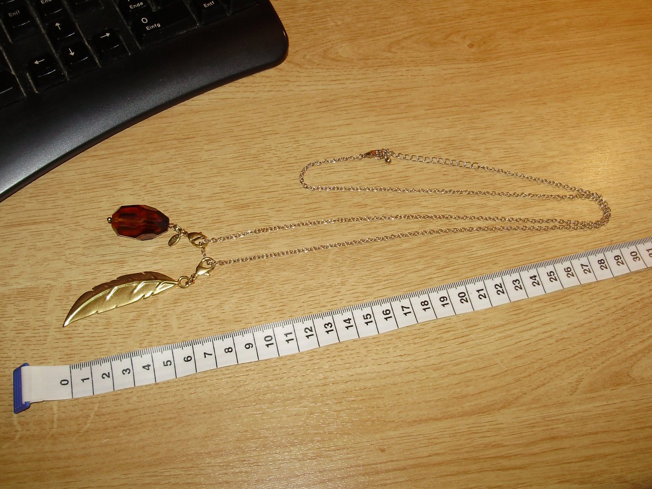 Pilgrim 2 Anhänger Feder 8 cm braune Perle 6 cm + Kette 63 cm