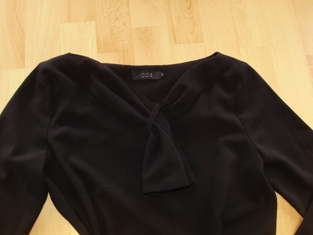Cos Kleid schwarz elegant ausgefallen Gr 34