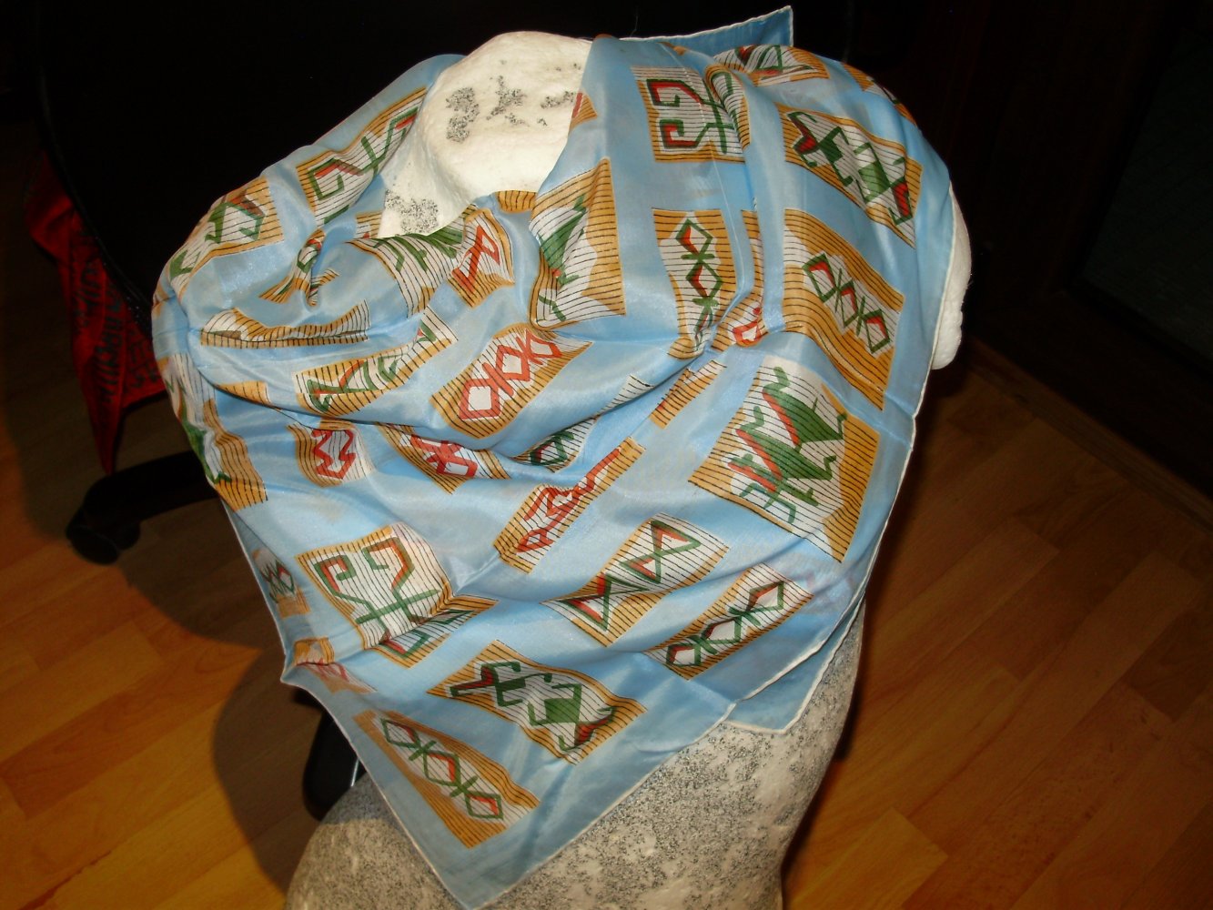 Tuch helltürkis grafisches Muster ganz leicht 68 x 66 cm  NEU