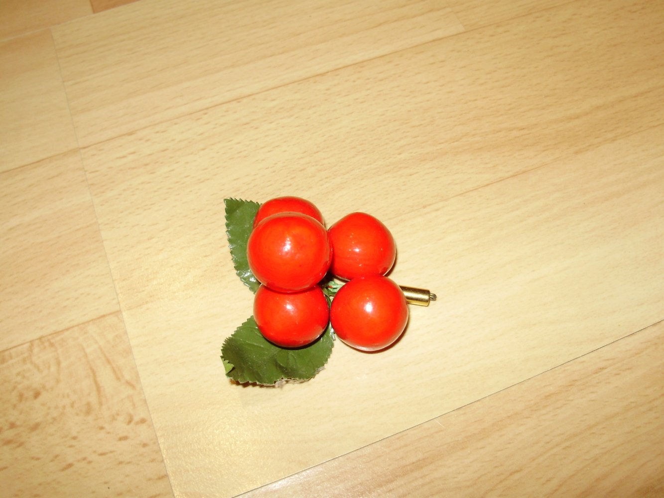 Vintage Brosche Beeren rot 5 Beeren 60-er Jahre