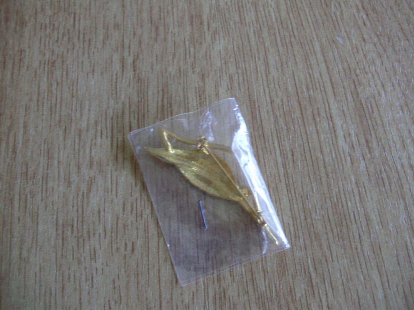 Sehr schöne Brosche goldfarben Blatt Feder NEU OVP