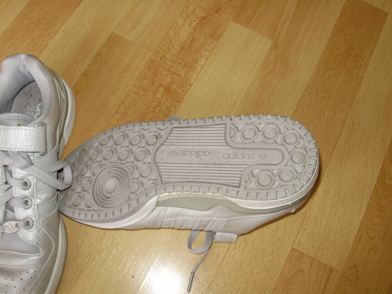 adidas Sneaker Sportschuhe silber weiße Sohle Gr 7,5 26 cm