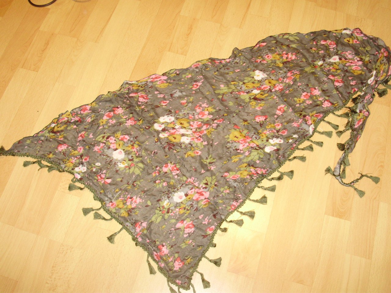 Tuch Dreieckstuch grün Blumen weich asymetrisch Quasten wie neu