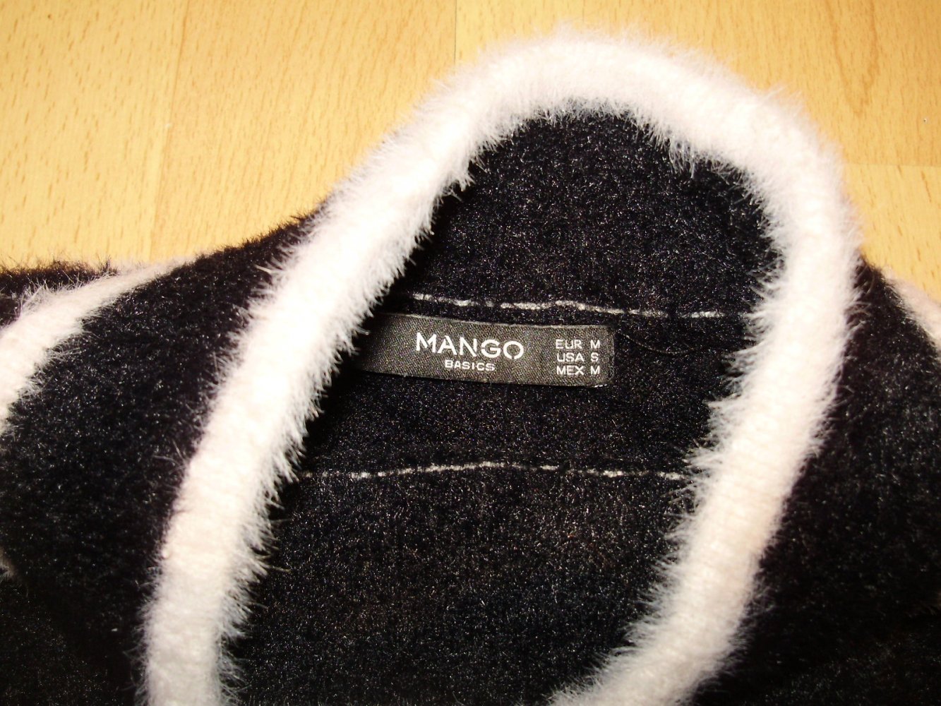 Mango Kuschel Pullover kleiner Stehkragen schwarz rosefabene Details M