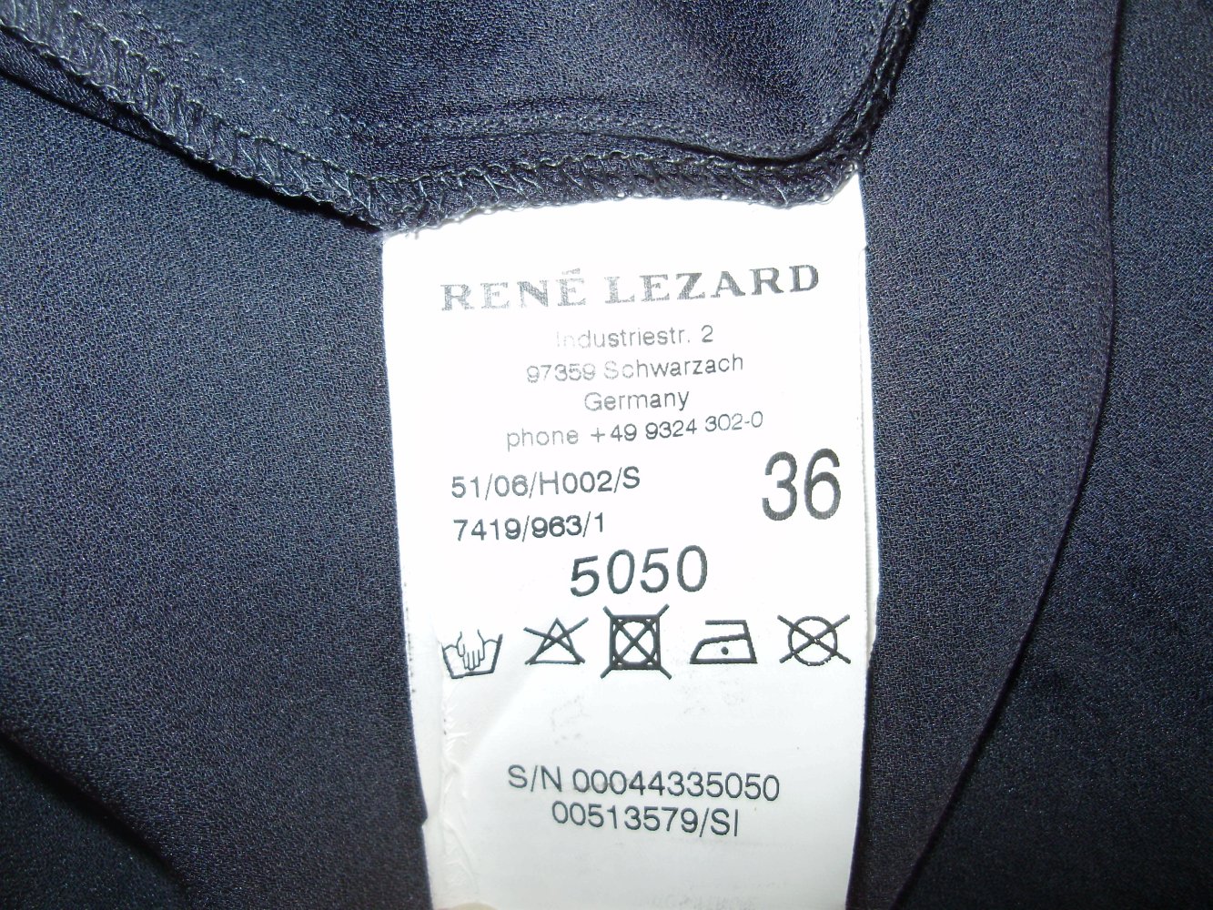 Rene Lezard Top dunkelblau große Glitzersteine 100% Seide 36