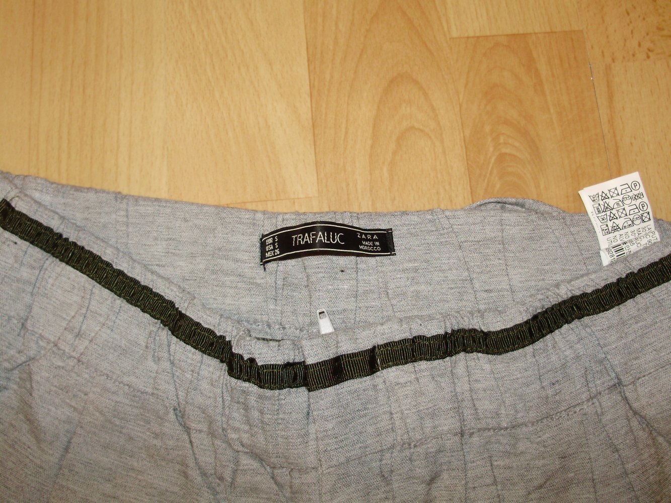 zara Hose Stoff hellgrau khakifarbene Seitenstreifen Gummibund + Reißverschluss Gr S
