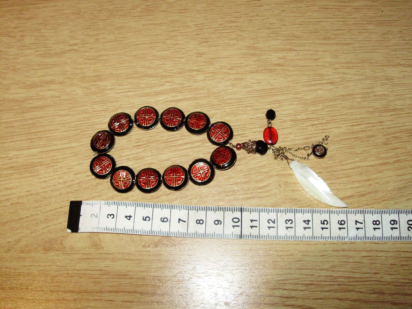 Pilgrim Armband schwarz rot Stretch Azteken + Anhänger Feder wie neu