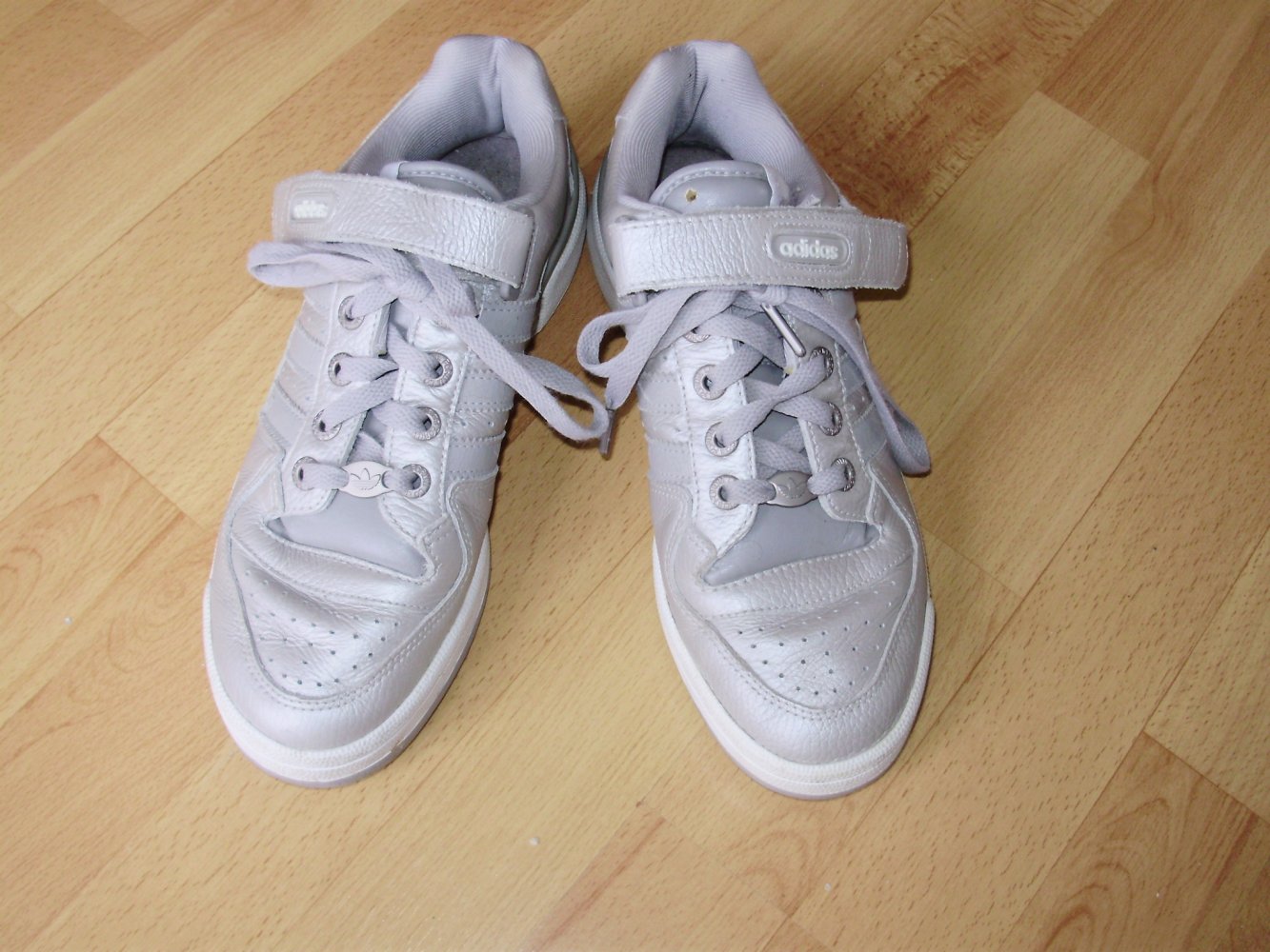 adidas Sneaker Sportschuhe silber weiße Sohle Gr 7,5 26 cm