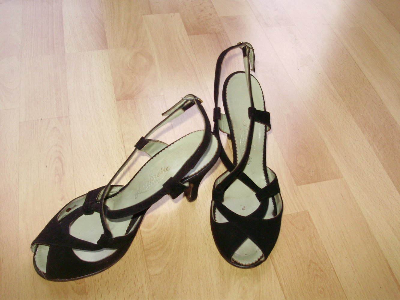 Sandalette schwarz Wildleder ausgefallen zierlich Gr 36