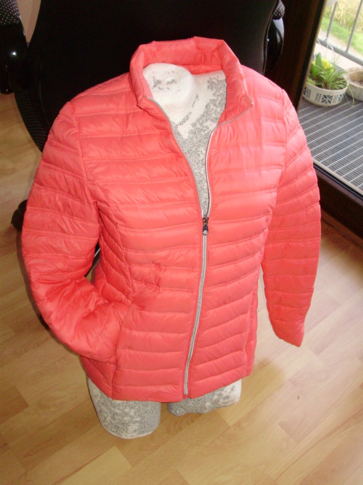 Daunenjacke hellrot sehr leicht 36 wie neu!