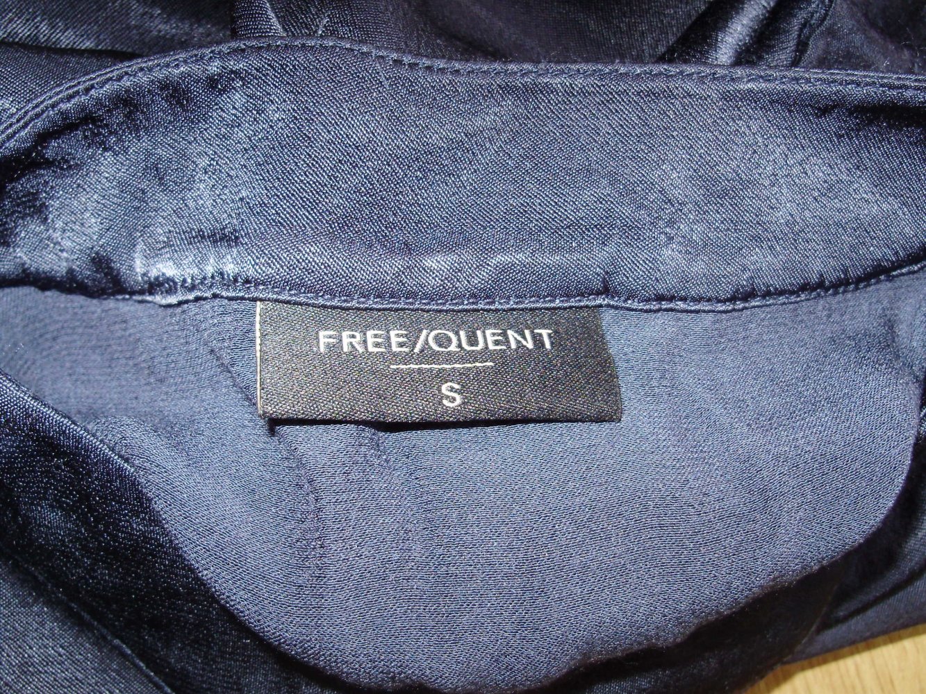 Free Quent Kleid dunkelblau Satin Silberknöpfe LA S M
