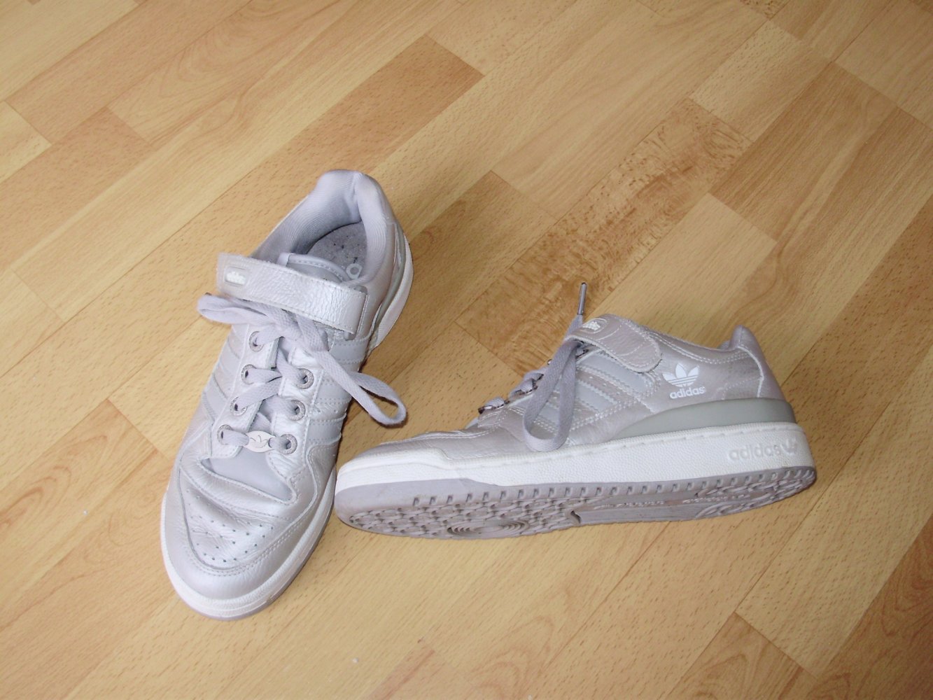 adidas Sneaker Sportschuhe silber weiße Sohle Gr 7,5 26 cm