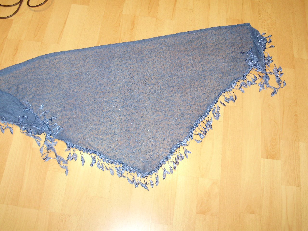 Tuch Dreieckstuch Feinstrick blau Spitzenfransen in Blattform romantisch Neu