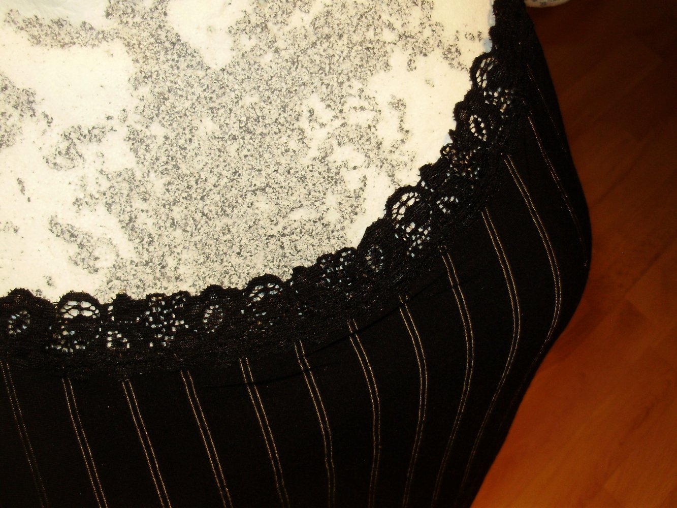 Schöller Top schwarz Spitze an Ausschnitt Streifen längs in Gold 46