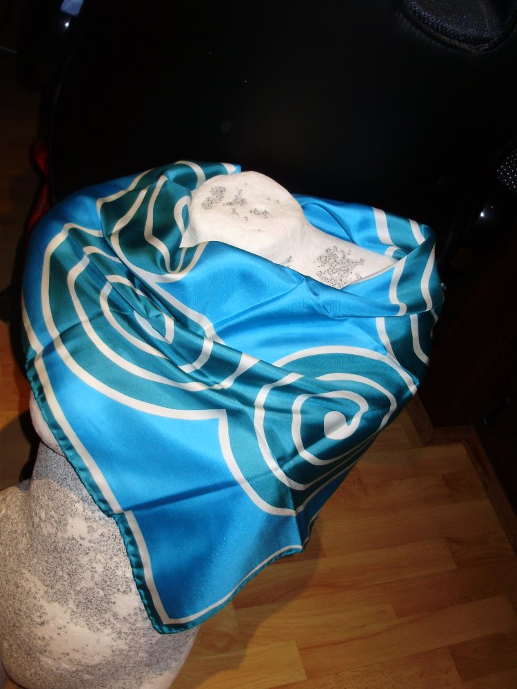 Tuch Seide türkis grün Metallemblem 67 x 67 cm NEU