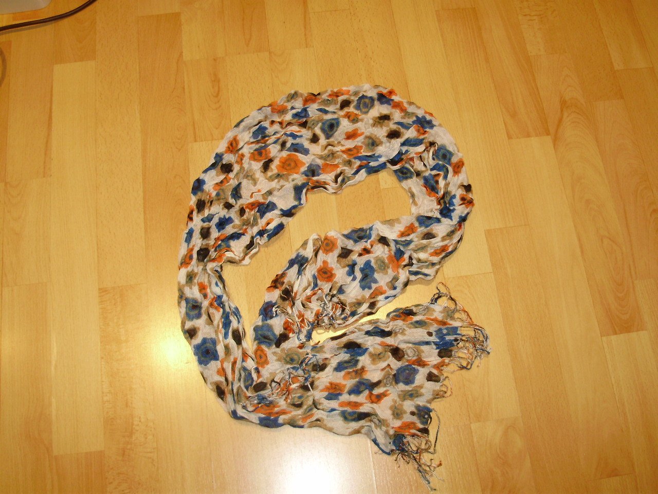 Schal hell mit Blumen sehr weich mit Fransen wie neu