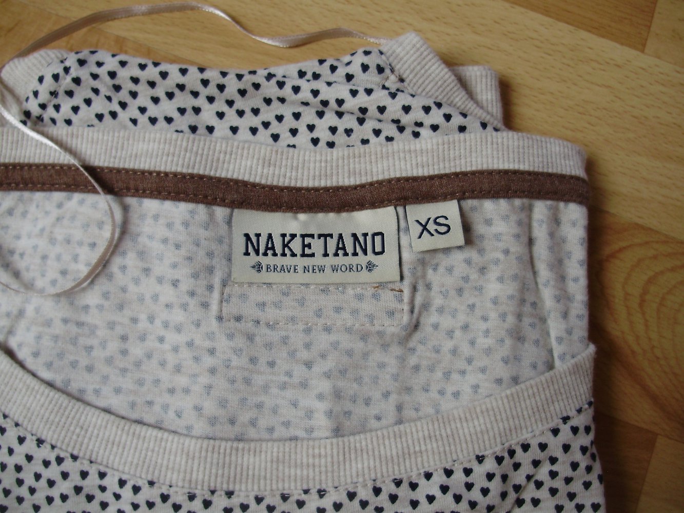 Naketano Shirt beige schwarze Herzchen allover breiter Bund XS = S wie neu