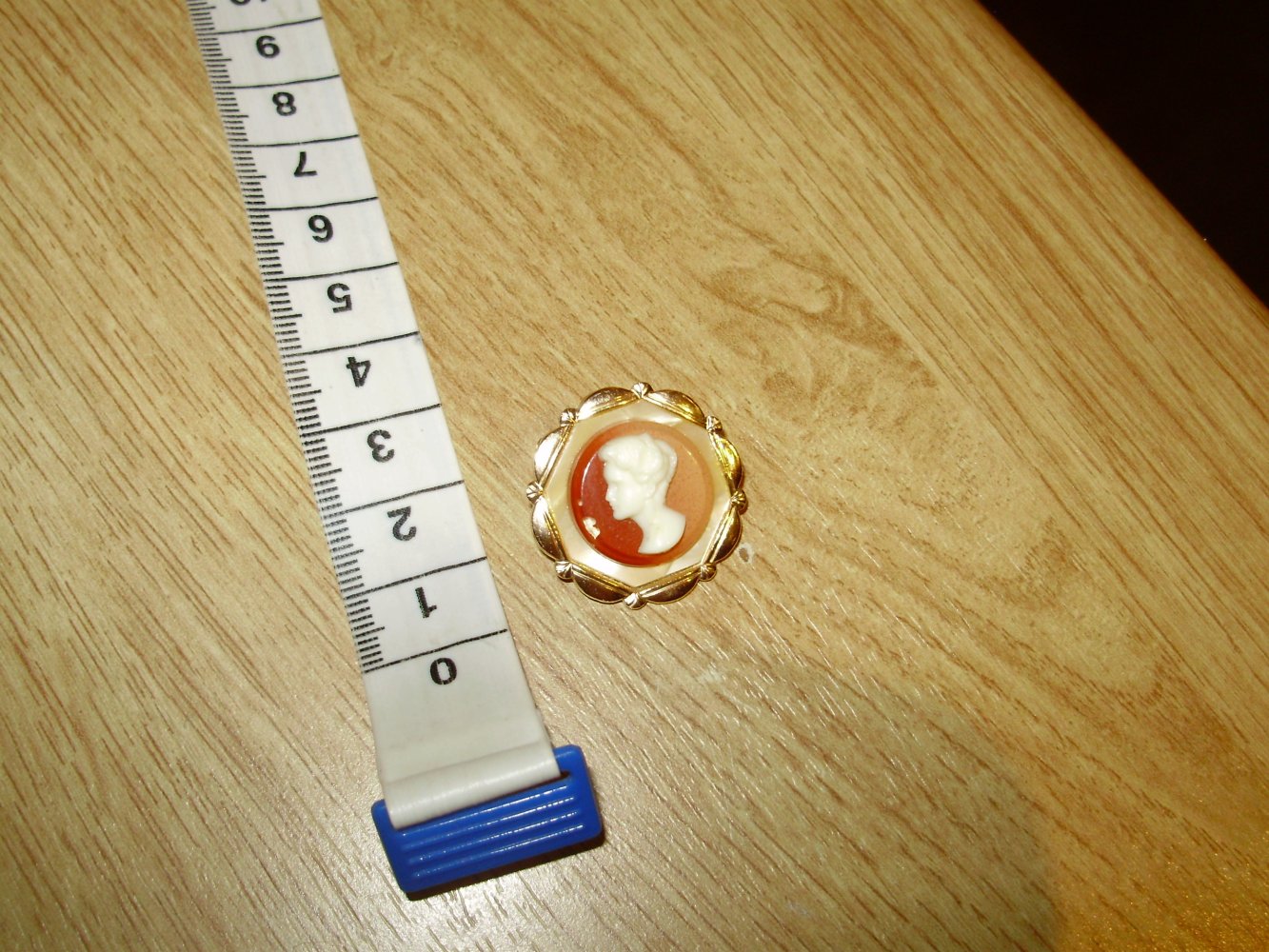 Brosche golden Frauenkopf NEU