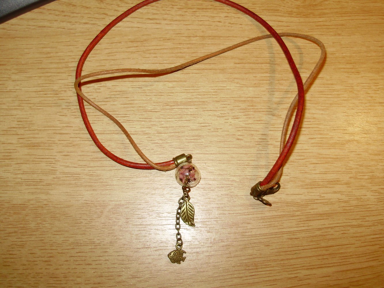 Dawanda Kette mit Glaskugel Blüte Lederband verstellbar