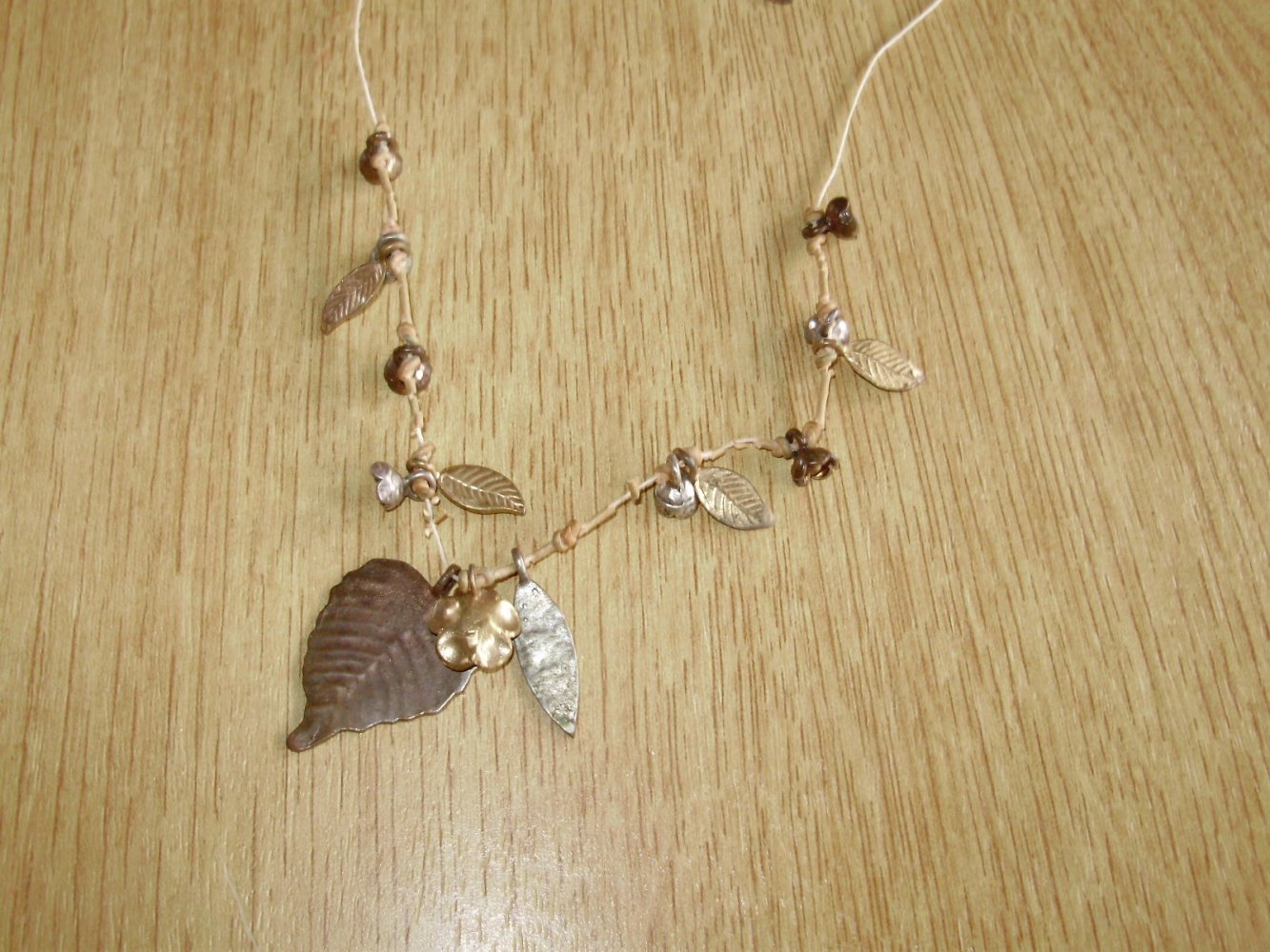 Hultquist Kette bronzefarbene Blätter ausgefallen