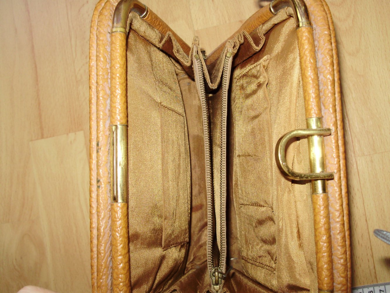Tasche aus Omas Zeit braun Leder? ausgefallen