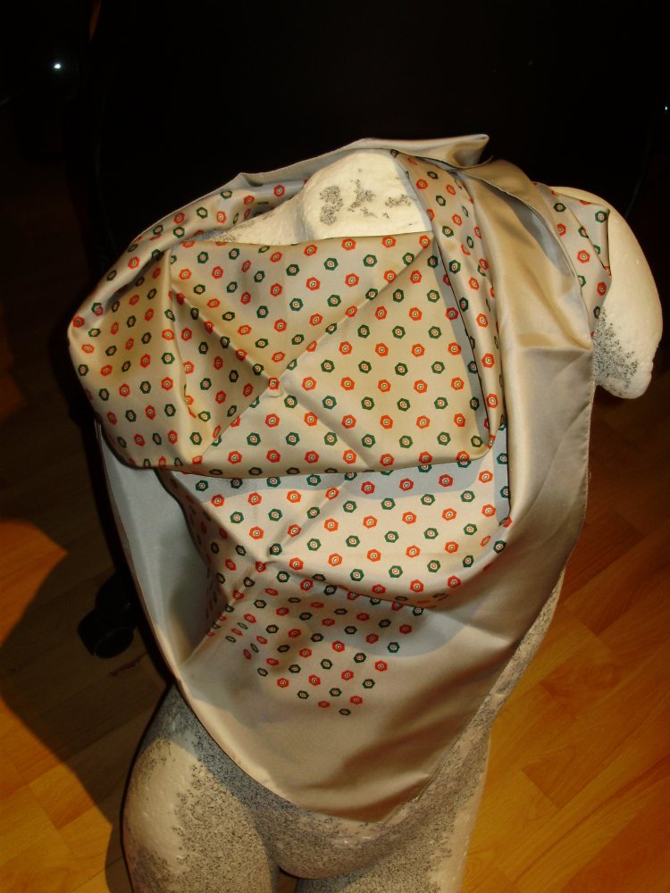 Tuch wie Satin grau Muster 89 x 89 wie neu