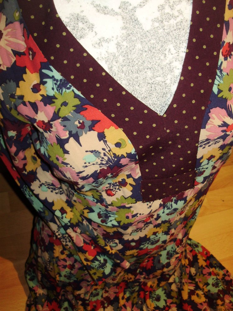 Boden Kleid bunt Blumen V-Ausschnitt mit Blende 10L = M/S