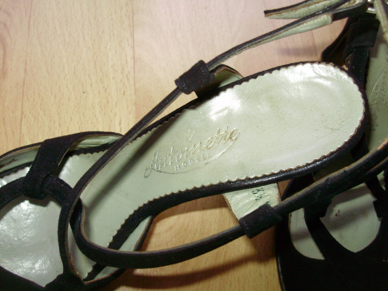 Sandalette schwarz Wildleder ausgefallen zierlich Gr 36