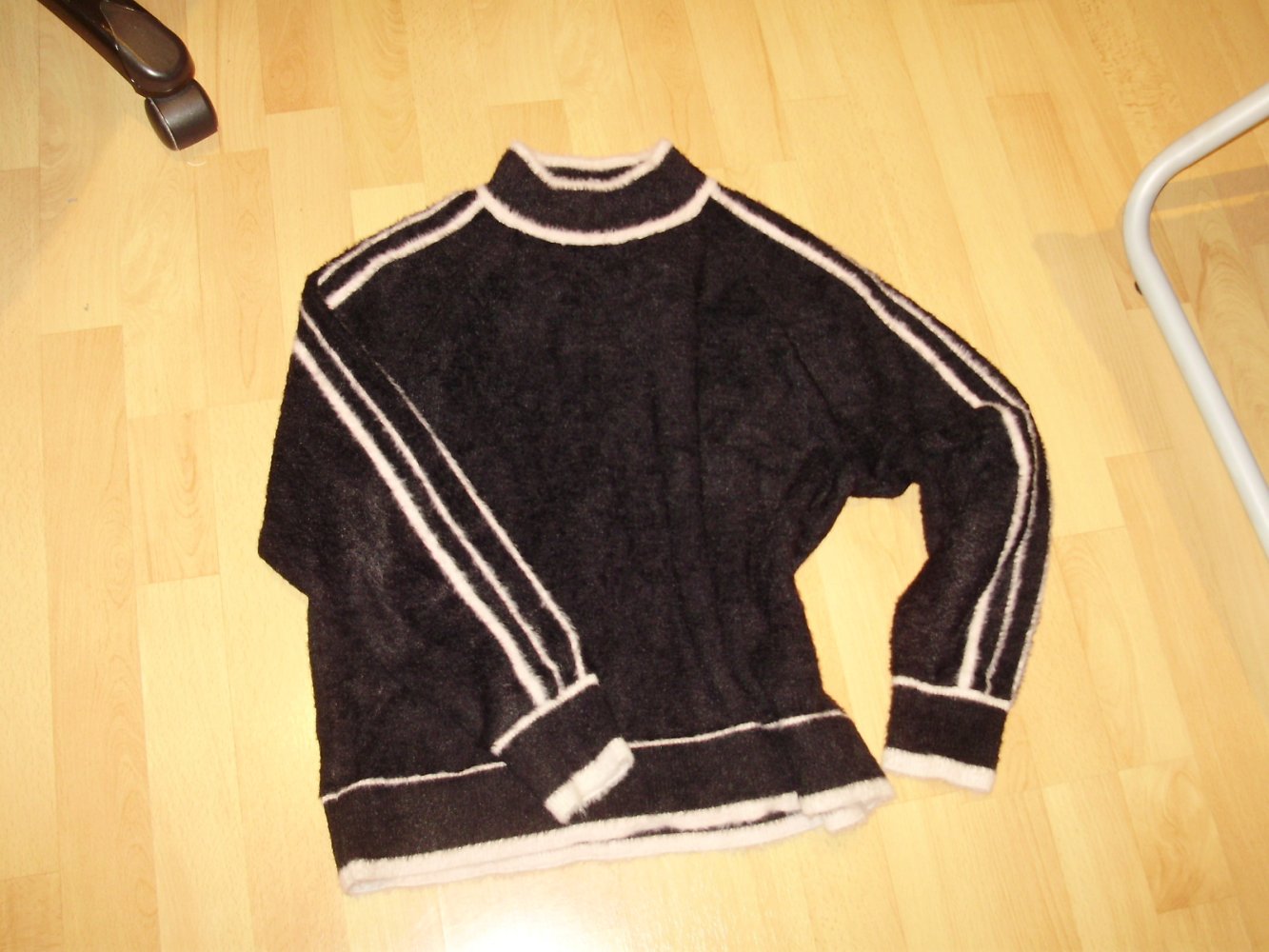 Mango Kuschel Pullover kleiner Stehkragen schwarz rosefabene Details M