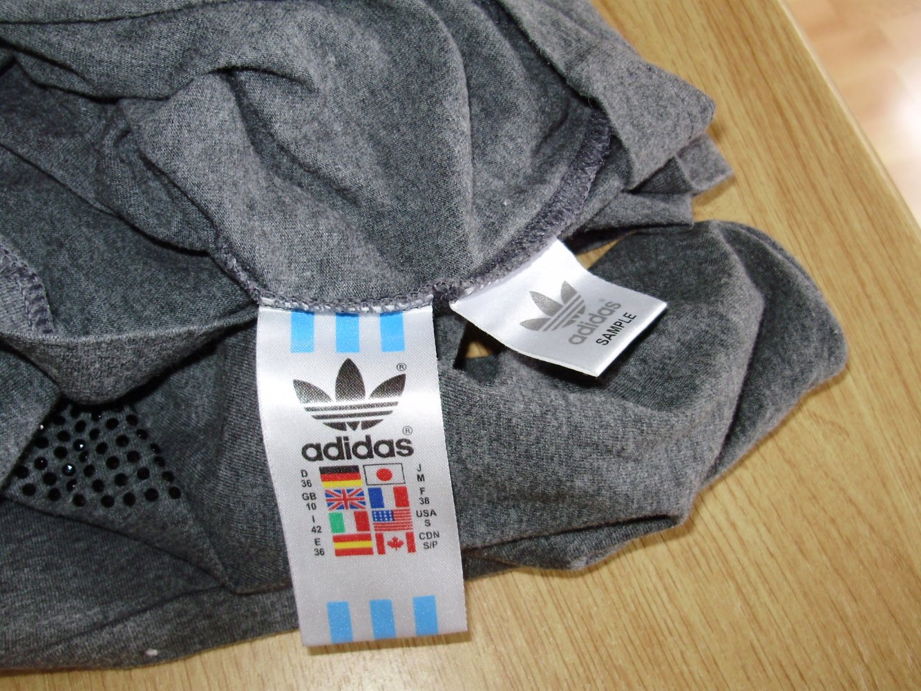 adidas Shirt grau Label mit Nieten 36