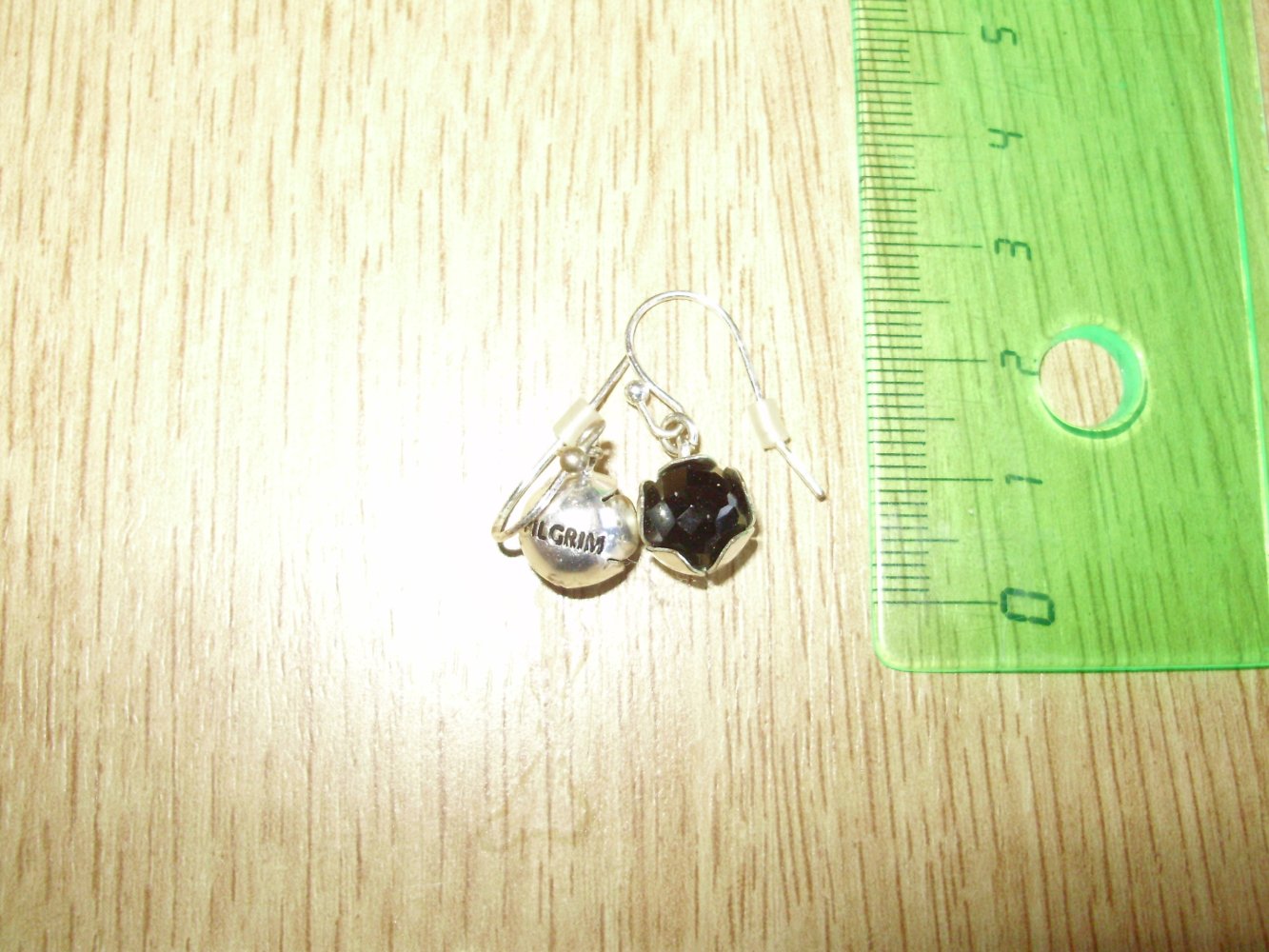 Pilgrim Ohrringe silbern schwarze Perle wie Blatt umhüllt