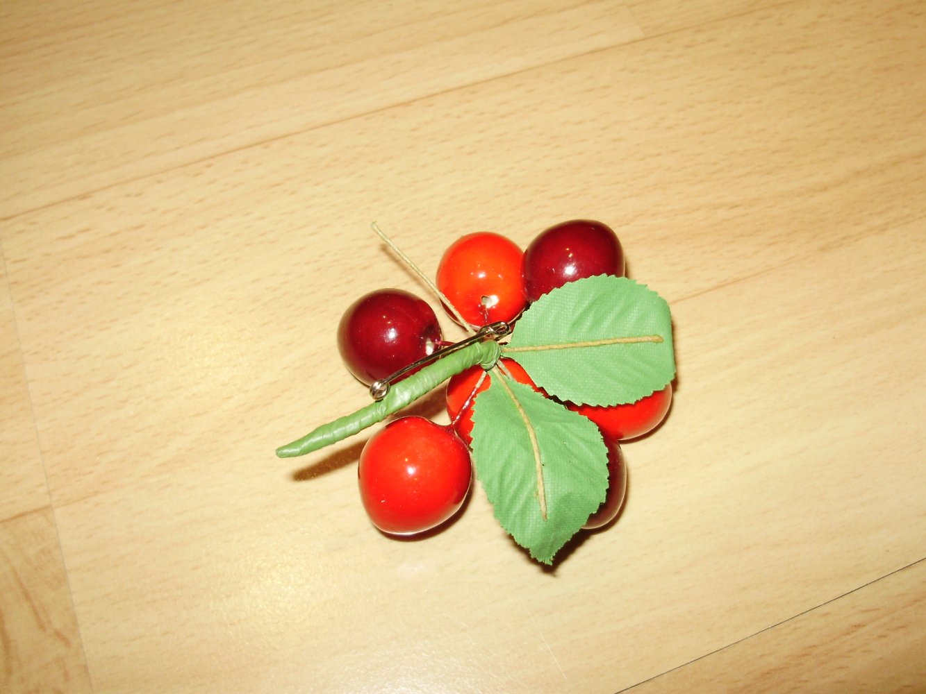 Vintage Brosche Beeren rot 7 Beeren 60-er Jahre