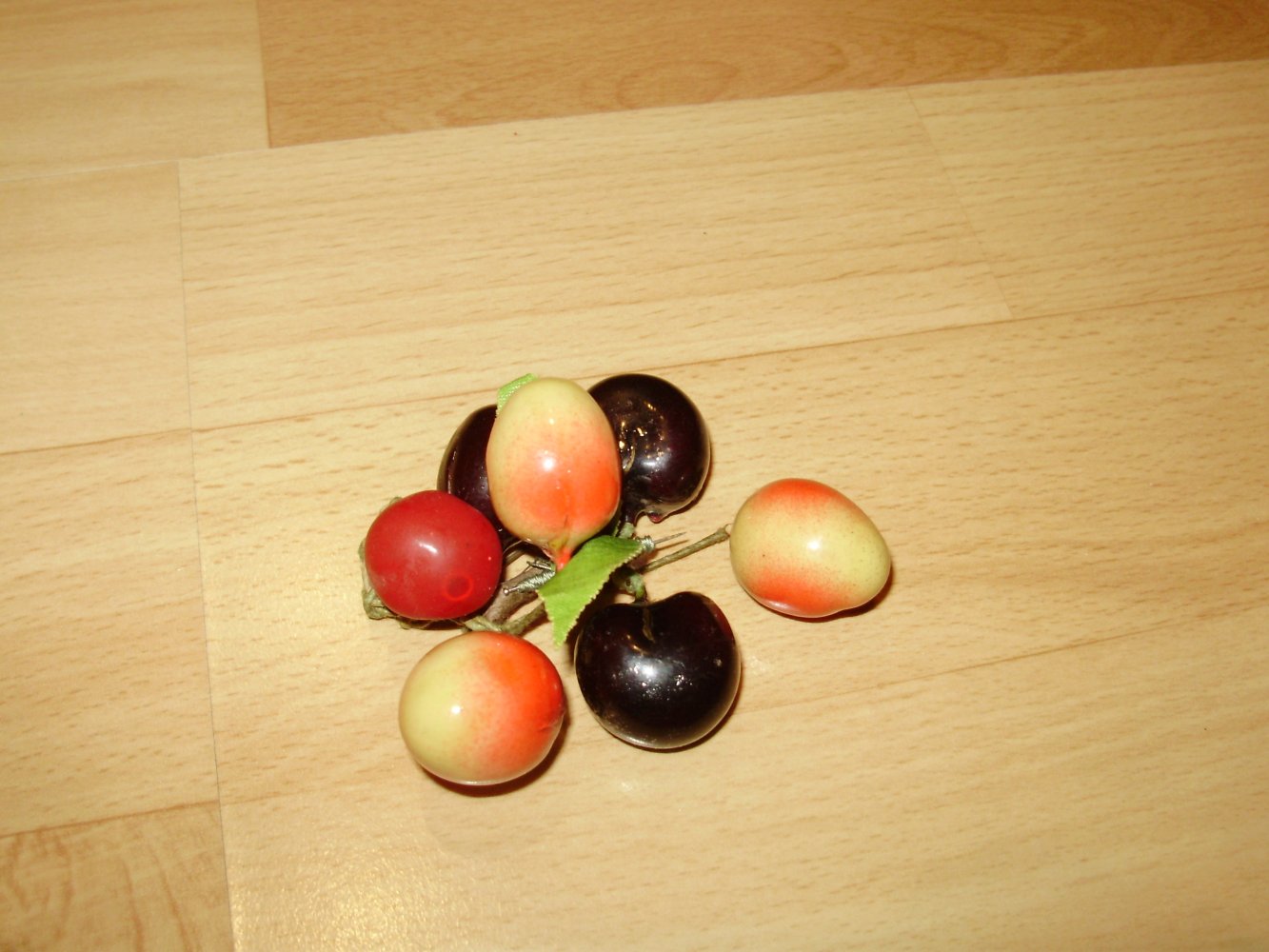 Vintage Brosche Beeren verschiedenfarbig 7 Beeren 60-er Jahre