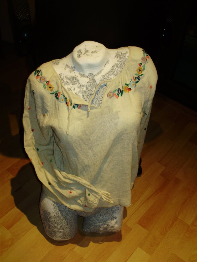 Bluse genäht und bestickt beige S passend