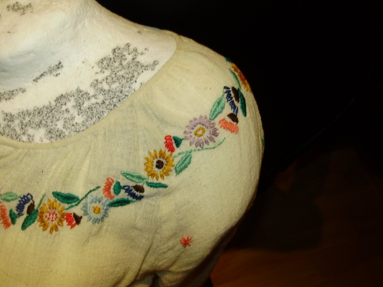 Bluse genäht und bestickt beige S passend