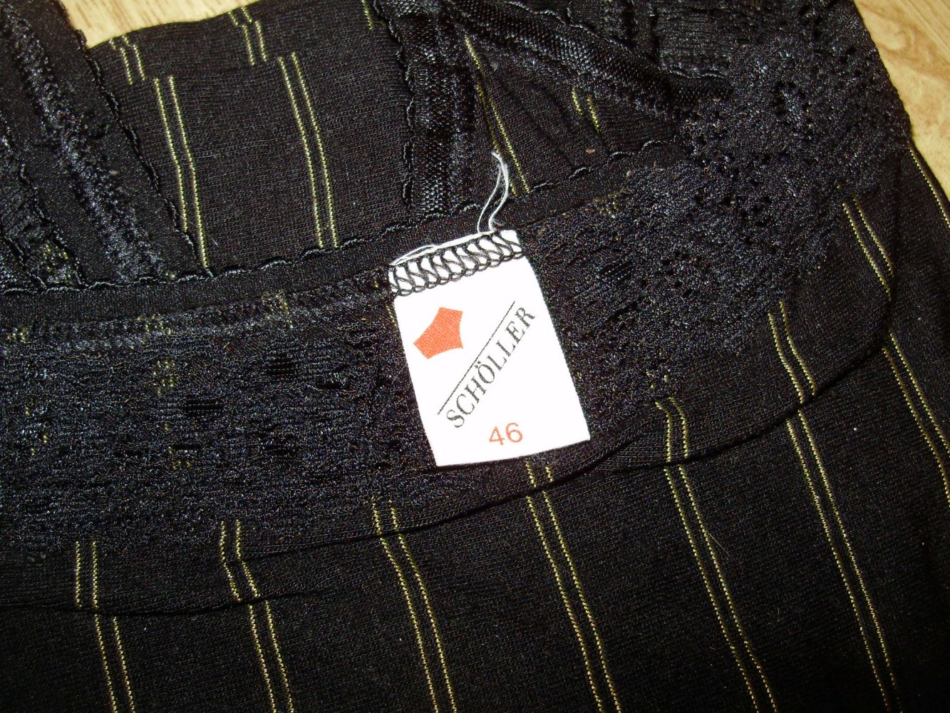 Schöller Top schwarz Spitze an Ausschnitt Streifen längs in Gold 46