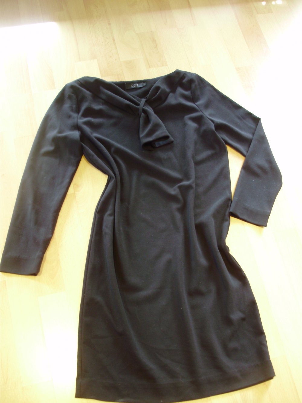 Cos Kleid schwarz elegant ausgefallen Gr 34