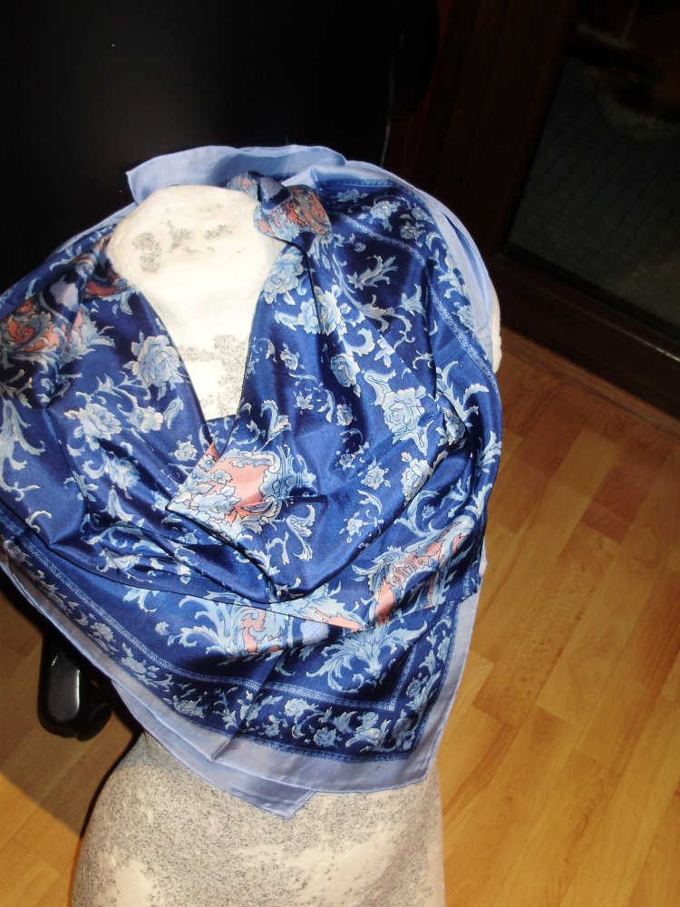 Tuch Seide dunkel hellblau mit Apricot Muster 74 x 72 cm