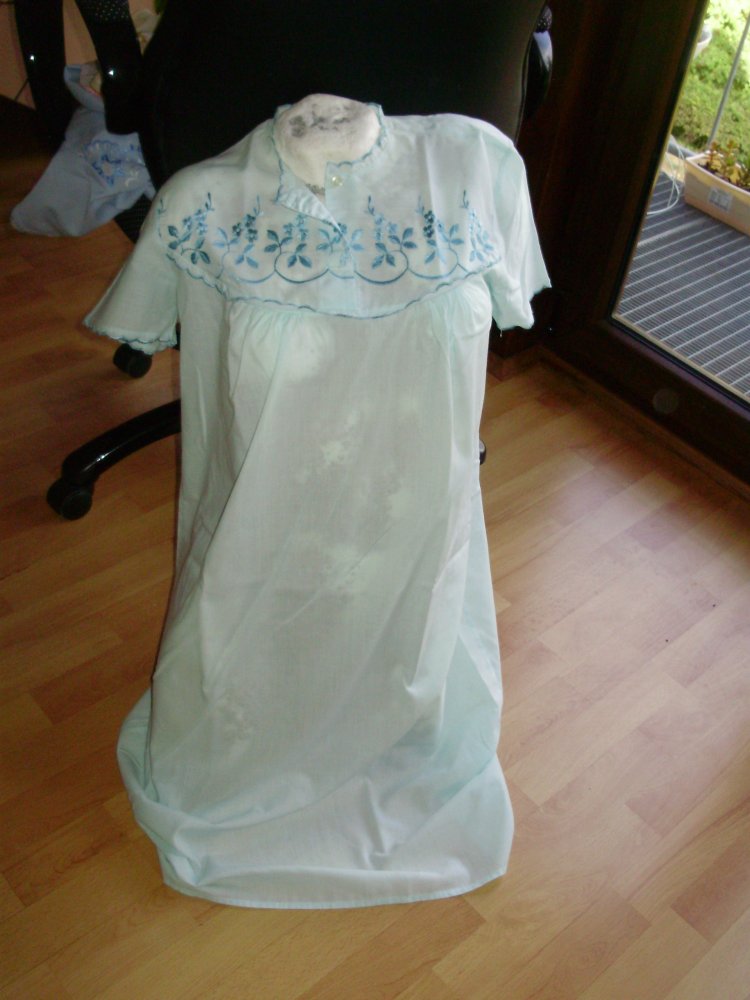 Nachthemd hellgrün KA Stickerei 44 passend