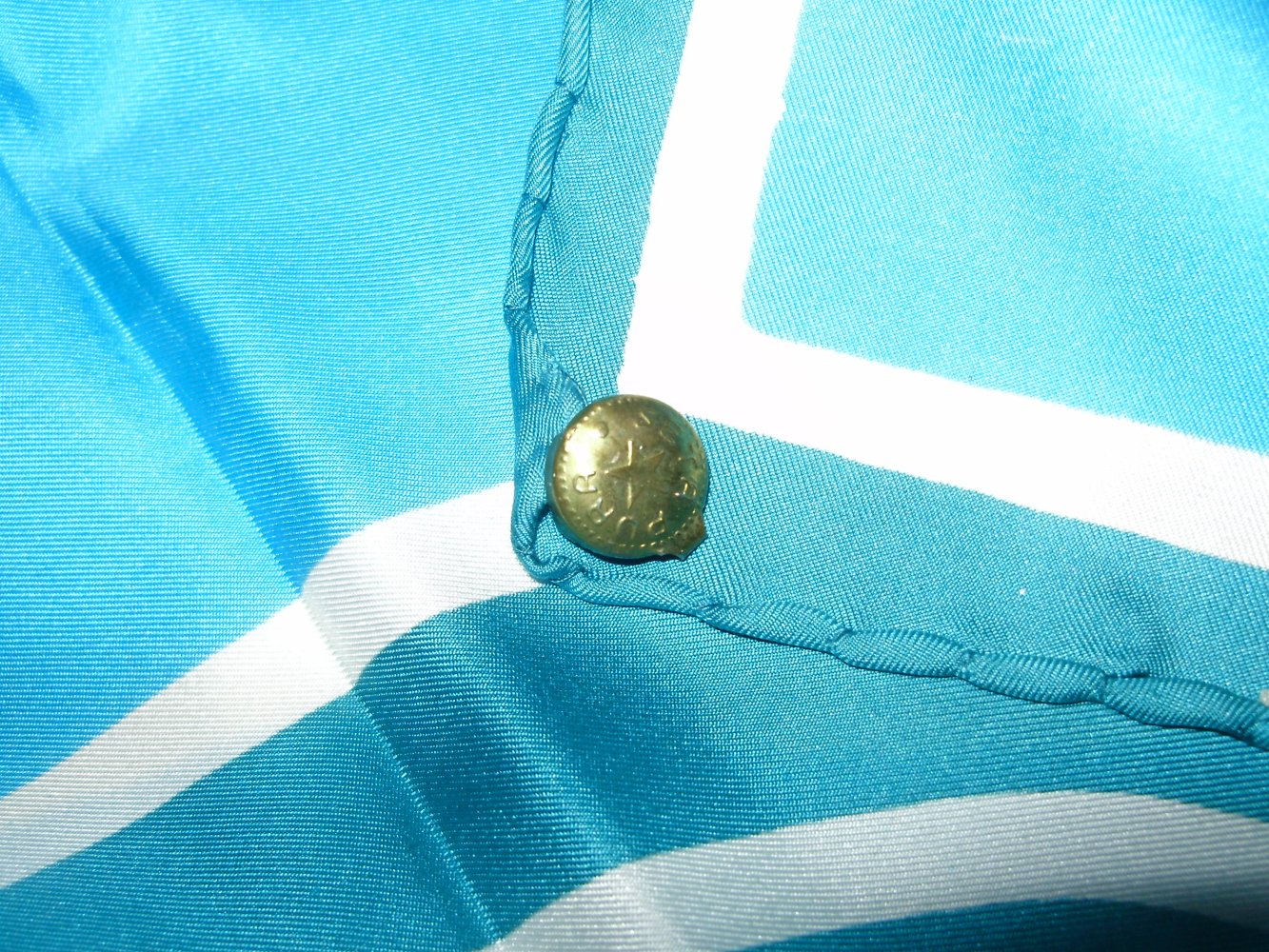 Tuch Seide türkis grün Metallemblem 67 x 67 cm NEU