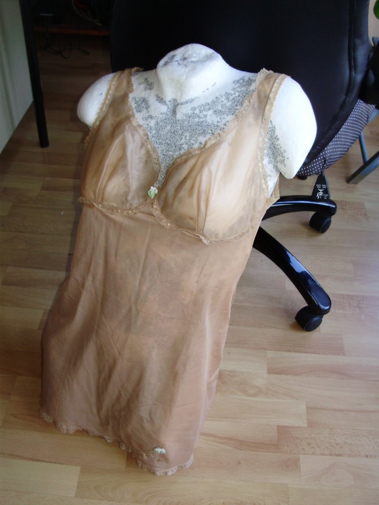 Triumph Neglige Unterkleid zartbraun Spitze Stickerei 42