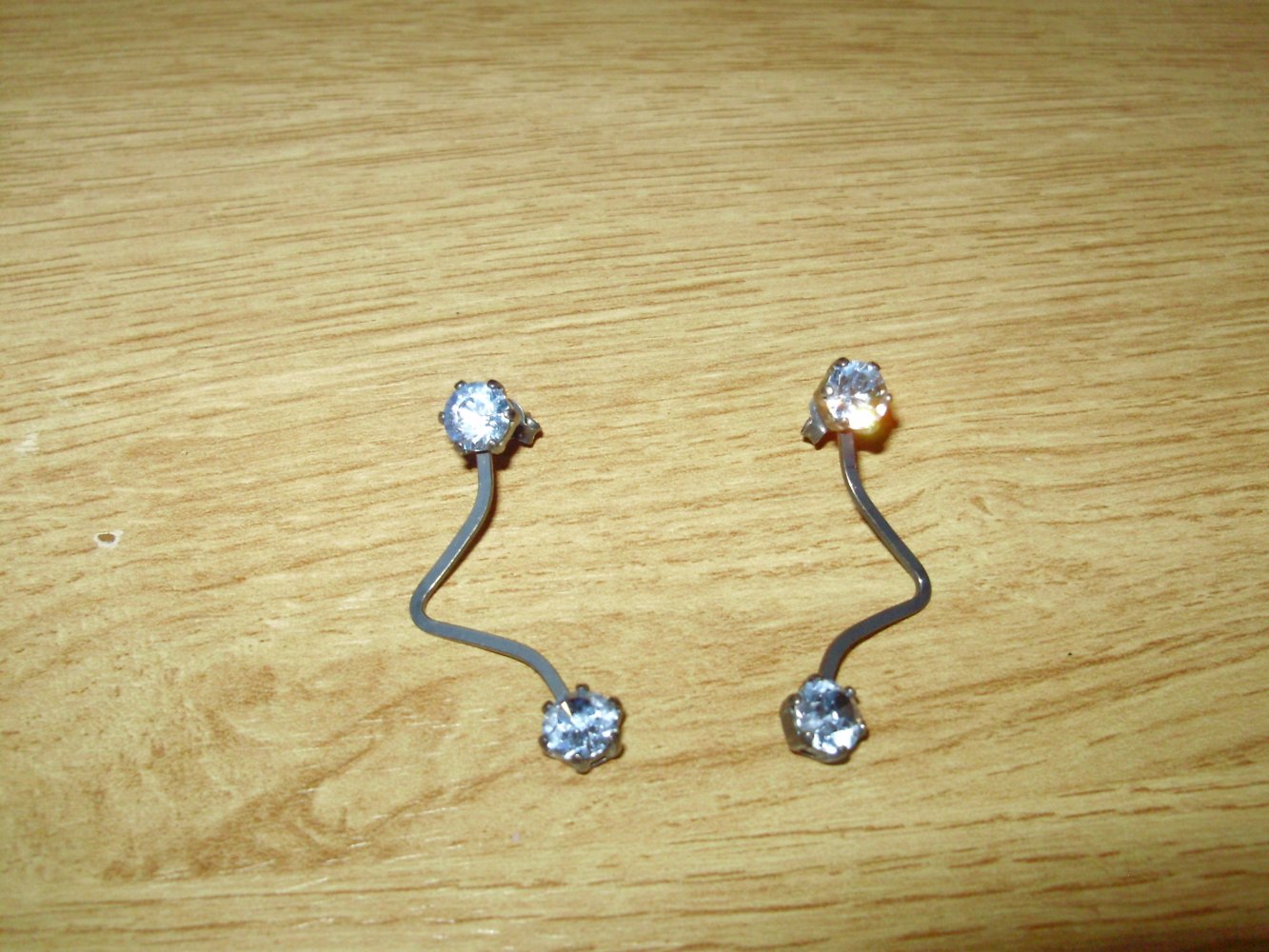 Pilgrim Ohrringe schwarz Welle blaue Glitzersteine 3,5 cm