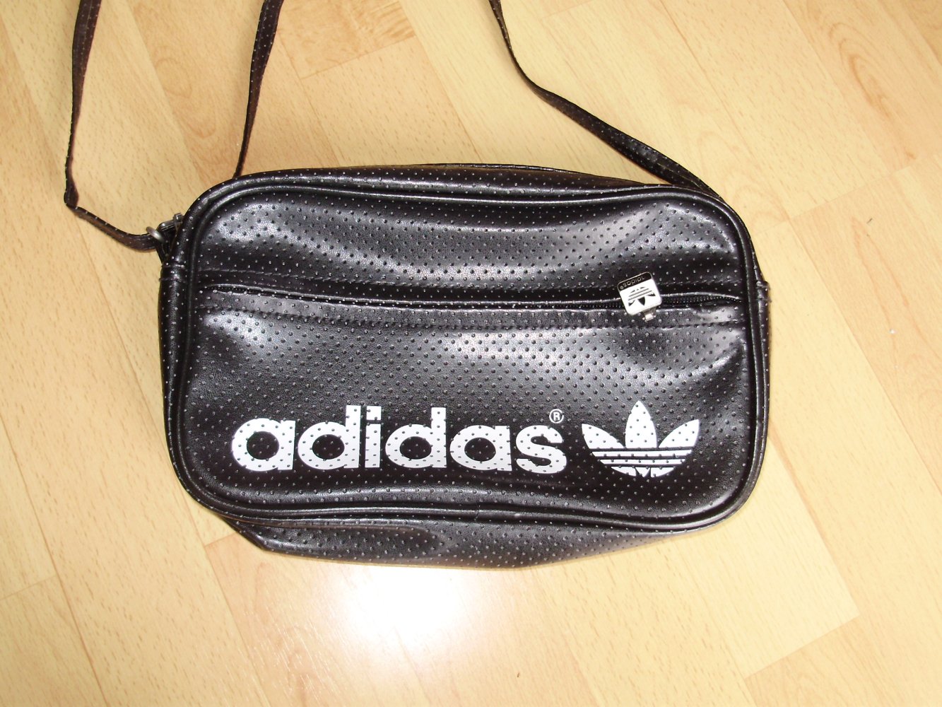 adidas Tasche schwarz Lochmuster TOP!!